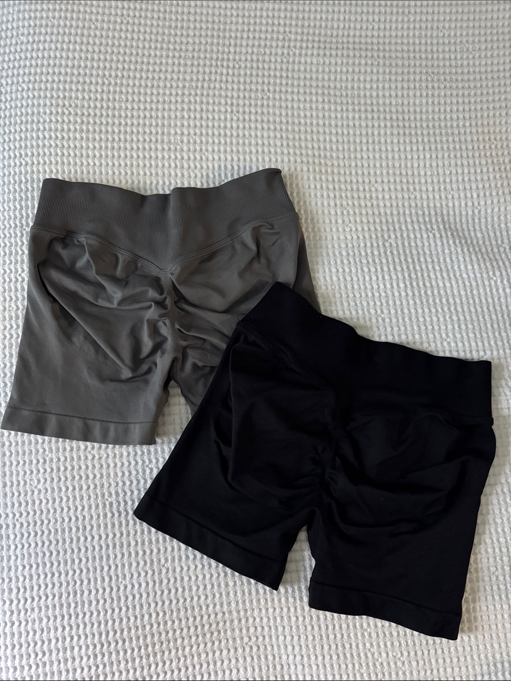 2-Pack Seamless Scrunch-Back Workout Shorts in Black & Gray